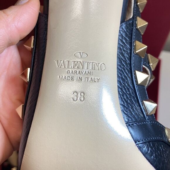 Valentino Garavani

Black and Gold Rockstud Ankle Strap Pump - Picture 15 of 17